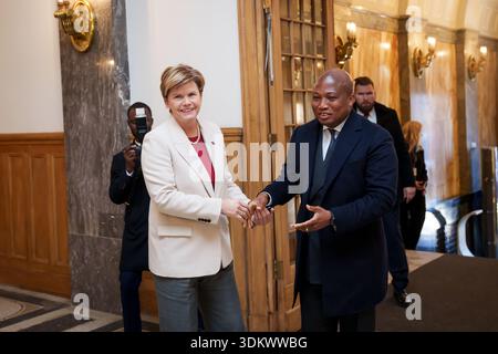 RIGA, Lettland. Februar 2026. Baiba Braze (L), Minister für auswärtige Angelegenheiten Lettlands, trifft mit Samuel Okudzeto Ablakwa (R), Minister für auswärtige Angelegenheiten Ghanas. Quelle: Gints Ivuskans/Alamy Live News Stockfoto