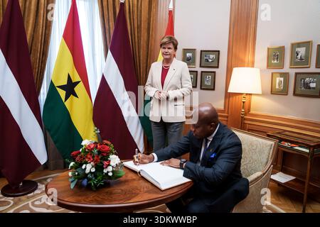 RIGA, Lettland. Februar 2026. Baiba Braze (L), Minister für auswärtige Angelegenheiten Lettlands, trifft mit Samuel Okudzeto Ablakwa (R), Minister für auswärtige Angelegenheiten Ghanas. Quelle: Gints Ivuskans/Alamy Live News Stockfoto