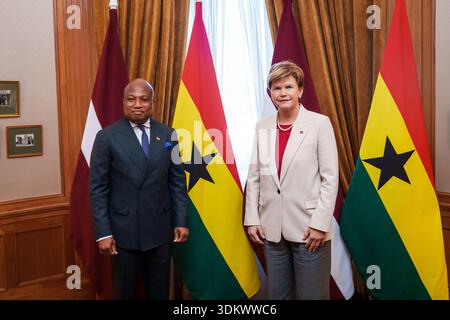 RIGA, Lettland. Februar 2026. Baiba Braze (R), Minister für auswärtige Angelegenheiten Lettlands, trifft mit Samuel Okudzeto Ablakwa (L), Minister für auswärtige Angelegenheiten Ghanas. Quelle: Gints Ivuskans/Alamy Live News Stockfoto