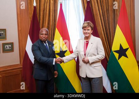 RIGA, Lettland. Februar 2026. Baiba Braze (R), Minister für auswärtige Angelegenheiten Lettlands, trifft mit Samuel Okudzeto Ablakwa (L), Minister für auswärtige Angelegenheiten Ghanas. Quelle: Gints Ivuskans/Alamy Live News Stockfoto