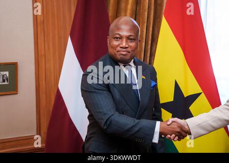RIGA, Lettland. Februar 2026. Baiba Braze, Minister für auswärtige Angelegenheiten Lettlands, trifft mit Samuel Okudzeto Ablakwa (Foto), Außenminister Ghanas. Quelle: Gints Ivuskans/Alamy Live News Stockfoto