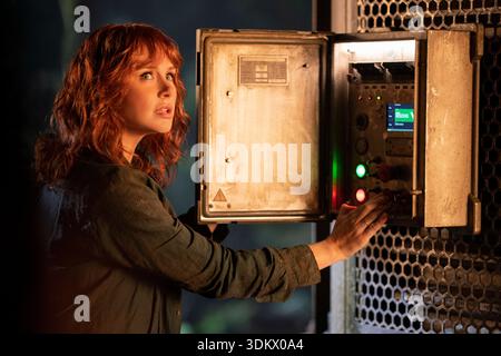 Jurassic World Dominion (2022)Bryce Dallas Howard als Claire Dearing *Filmstill - nur redaktionelle Verwendung* siehe Besondere Anweisungen. CAP/SFS-Image angegeben Stockfoto