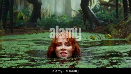 Jurassic World Dominion (2022)Bryce Dallas Howard als Claire Dearing *Filmstill - nur redaktionelle Verwendung* siehe Besondere Anweisungen. CAP/SFS-Image angegeben Stockfoto