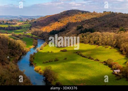 Blick auf den Fluss Wye vom Symonds Yat Rock im Forest of Dean an der Grenze zu Herefordshire Gloucestershire in England, Großbritannien. Stockfoto