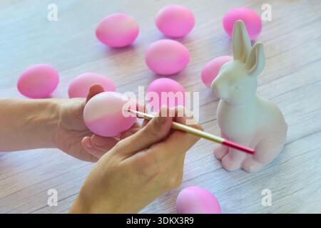 Ostereier in Rosa mit einem Pinsel handgemalt Stockfoto