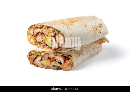 Shawarma mit Huhn, Gemüse und Sauce auf weißem Hintergrund, isoliert für Menü Stockfoto