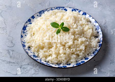 Traditionelles, köstliches türkisches Essen, Reispilaw, gekochter Reis. Türkischer Name; Pirinc pilavi Stockfoto