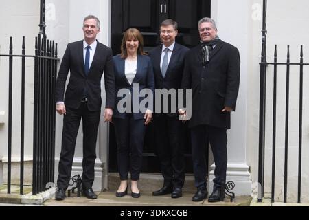 London, Großbritannien. Februar 2026. (L-R) - Peter Kyle - Staatssekretär für Wirtschaft und Handel, Rachel Reeves - Finanzkanzlerin, Valdis Dombrovskis - EU-Kommissar für Wirtschaft und Produktivität und Maros Sefcovic - EU-Handelskommissar posieren vor der Downing Street 11 für ein Foto, bevor sie an einem Treffen teilnehmen. Quelle: Justin Ng/Alamy Live News. Stockfoto