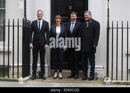 London, Großbritannien. Februar 2026. (L-R) - Peter Kyle - Staatssekretär für Wirtschaft und Handel, Rachel Reeves - Finanzkanzlerin, Valdis Dombrovskis - EU-Kommissar für Wirtschaft und Produktivität und Maros Sefcovic - EU-Handelskommissar posieren vor der Downing Street 11 für ein Foto, bevor sie an einem Treffen teilnehmen. Quelle: Justin Ng/Alamy Live News. Stockfoto