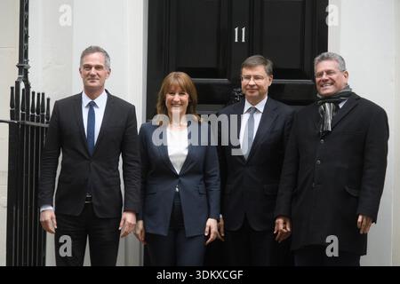 London, Großbritannien. Februar 2026. (L-R) - Peter Kyle - Staatssekretär für Wirtschaft und Handel, Rachel Reeves - Finanzkanzlerin, Valdis Dombrovskis - EU-Kommissar für Wirtschaft und Produktivität und Maros Sefcovic - EU-Handelskommissar posieren vor der Downing Street 11 für ein Foto, bevor sie an einem Treffen teilnehmen. Quelle: Justin Ng/Alamy Live News. Stockfoto