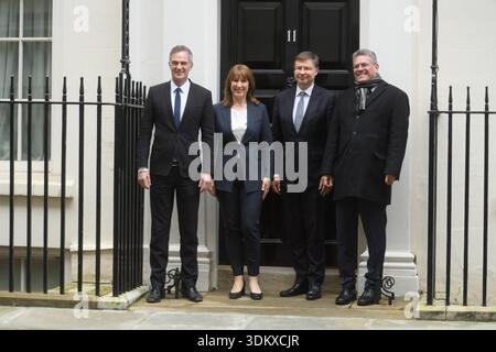 London, Großbritannien. Februar 2026. (L-R) - Peter Kyle - Staatssekretär für Wirtschaft und Handel, Rachel Reeves - Finanzkanzlerin, Valdis Dombrovskis - EU-Kommissar für Wirtschaft und Produktivität und Maros Sefcovic - EU-Handelskommissar posieren vor der Downing Street 11 für ein Foto, bevor sie an einem Treffen teilnehmen. Quelle: Justin Ng/Alamy Live News. Stockfoto
