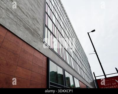 Manchester, Großbritannien - 26. Januar 2026: Ein eleganter Crowne Plaza-Fassadenturm aus Glas in Manchester, der moderne Architektur und urbane Straßenumgebung präsentiert Stockfoto