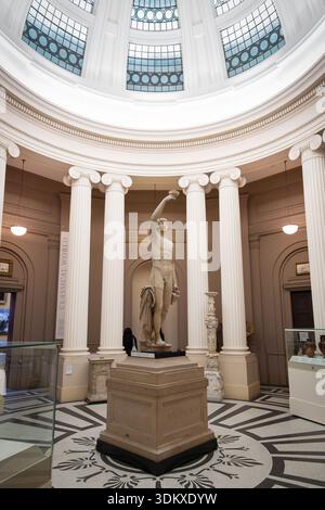 Port Sunlight, UK, Jamuary 17 2026: Statue von Antinous restauriert als Ganymede, Lady Lever Art Gallery. Stockfoto