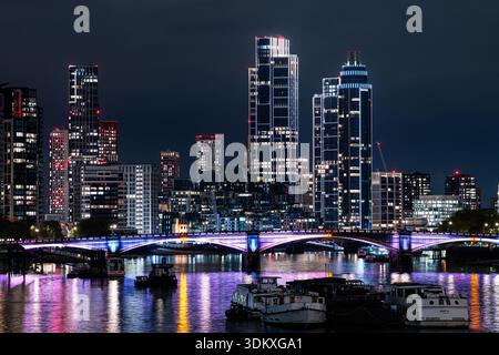 Beleuchteter Fluss - Westminster Bridge vom Albert Embankment, London Stockfoto