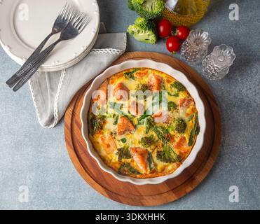 Frittata auf Eierbasis, Omelette mit Lachs, Brokkoli und Spinat. Italienisches Gericht, krustfreie Quiche mit Eiern, Fisch und Gemüse. Mediterrane ketogen Stockfoto