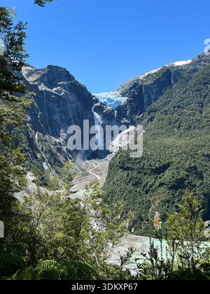 Malerische Aussicht im Queulat National Park mit üppig grünem Regenwald im Vordergrund und steilen Berghängen, die sich in Richtung der berühmten Ventis erheben Stockfoto