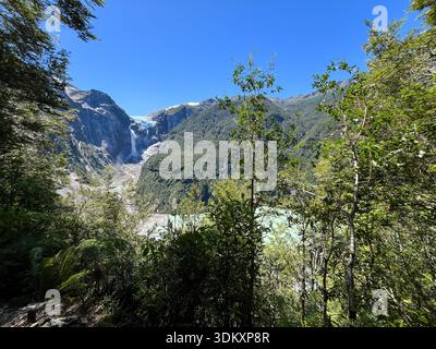 Malerische Aussicht im Queulat National Park mit üppig grünem Regenwald im Vordergrund und steilen Berghängen, die sich in Richtung der berühmten Ventis erheben Stockfoto