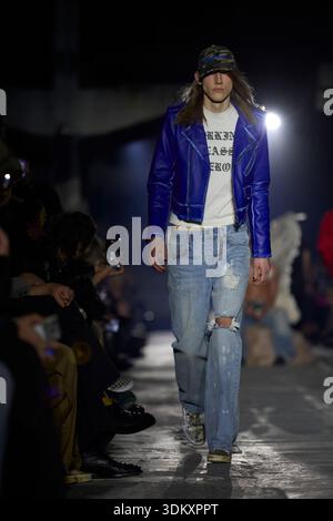 Berlin, Deutschland, 2. Februar 2026. Ein Model spaziert auf dem Laufsteg für die „Play Hard“-Kollektion Herbst/Winter 2026 von Designer Luke Rainey für DOLCH während der Berlin Fashion Week im Kraftwerk. Das Ensemble kombiniert eine verkürzte Bikerjacke aus elektrischem Blau mit weißen Kontrastnähten über einem weißen grafischen T-Shirt mit schwarzem Blockschriftzug. Der Streetwear-Stil wird durch eine leicht gewaschene Denim-Jeans mit abgerissenem Knie, eine Baseballmütze mit Tarnmuster und getragene Sneakers abgerundet. Quelle: Felix Wolf/Alamy Live News Stockfoto