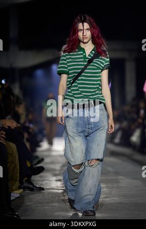 Berlin, Deutschland, 2. Februar 2026. Ein langhaariges Model geht in einem grün-weiß gestreiften Poloshirt und stark zerrissenen Baggy-Jeans über den Laufsteg und präsentiert die avantgardistische AW26-Kollektion des Berliner Modelabel DAGGER. Die Marke fängt den rohen Geist moderner Subkulturen ein und zeichnet sich durch ihre auffälligen Silhouetten, innovativen Textiloptionen und eine leistungsstarke DIY-Ästhetik aus. Jedes Stück verbindet nahtlos individuelle Identität mit lokalem künstlerischem Widerstand. Quelle: Felix Wolf/Alamy Live News Stockfoto