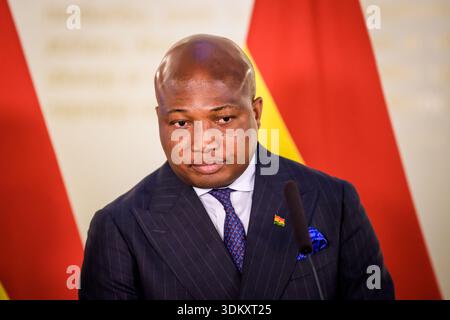 RIGA, Lettland. Februar 2026. Baiba Braze, Minister für auswärtige Angelegenheiten Lettlands, und Samuel Okudzeto Ablakwa (Foto), Minister für auswärtige Angelegenheiten Ghanas, während der Presseerklärung. Quelle: Gints Ivuskans/Alamy Live News Stockfoto