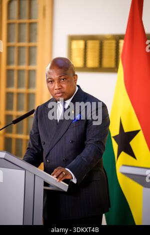 RIGA, Lettland. Februar 2026. Baiba Braze, Minister für auswärtige Angelegenheiten Lettlands, und Samuel Okudzeto Ablakwa (Foto), Minister für auswärtige Angelegenheiten Ghanas, während der Presseerklärung. Quelle: Gints Ivuskans/Alamy Live News Stockfoto
