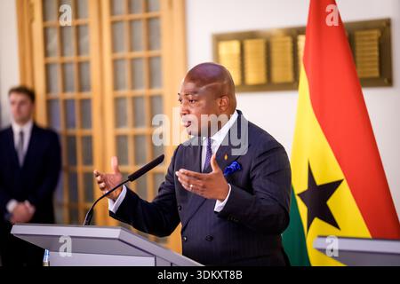 RIGA, Lettland. Februar 2026. Baiba Braze, Minister für auswärtige Angelegenheiten Lettlands, und Samuel Okudzeto Ablakwa (Foto), Minister für auswärtige Angelegenheiten Ghanas, während der Presseerklärung. Quelle: Gints Ivuskans/Alamy Live News Stockfoto
