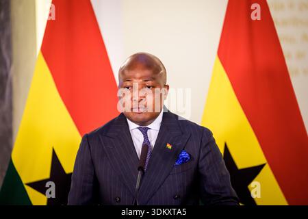 RIGA, Lettland. Februar 2026. Baiba Braze, Minister für auswärtige Angelegenheiten Lettlands, und Samuel Okudzeto Ablakwa (Foto), Minister für auswärtige Angelegenheiten Ghanas, während der Presseerklärung. Quelle: Gints Ivuskans/Alamy Live News Stockfoto