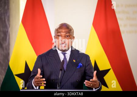 RIGA, Lettland. Februar 2026. Baiba Braze, Minister für auswärtige Angelegenheiten Lettlands, und Samuel Okudzeto Ablakwa (Foto), Minister für auswärtige Angelegenheiten Ghanas, während der Presseerklärung. Quelle: Gints Ivuskans/Alamy Live News Stockfoto