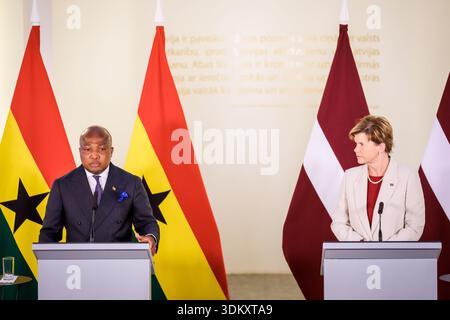 RIGA, Lettland. Februar 2026. Baiba Braze (R), Minister für auswärtige Angelegenheiten Lettlands, und Samuel Okudzeto Ablakwa (L), Minister für auswärtige Angelegenheiten Ghanas, während der Presseerklärung. Quelle: Gints Ivuskans/Alamy Live News Stockfoto