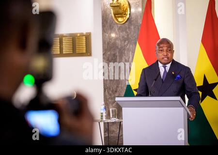 RIGA, Lettland. Februar 2026. Baiba Braze, Minister für auswärtige Angelegenheiten Lettlands, und Samuel Okudzeto Ablakwa (Foto), Minister für auswärtige Angelegenheiten Ghanas, während der Presseerklärung. Quelle: Gints Ivuskans/Alamy Live News Stockfoto