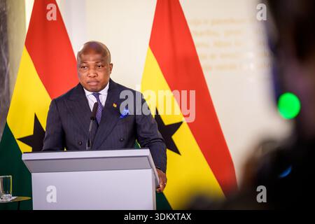 RIGA, Lettland. Februar 2026. Baiba Braze, Minister für auswärtige Angelegenheiten Lettlands, und Samuel Okudzeto Ablakwa (Foto), Minister für auswärtige Angelegenheiten Ghanas, während der Presseerklärung. Quelle: Gints Ivuskans/Alamy Live News Stockfoto
