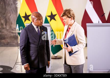 RIGA, Lettland. Februar 2026. Baiba Braze, Minister für auswärtige Angelegenheiten Lettlands, und Samuel Okudzeto Ablakwa, Minister für auswärtige Angelegenheiten Ghanas, während der Presseerklärung. Quelle: Gints Ivuskans/Alamy Live News Stockfoto