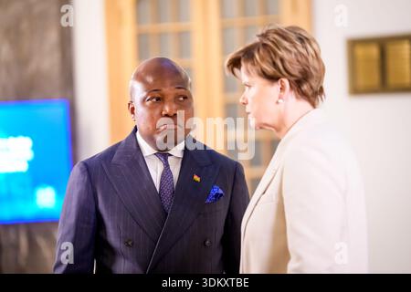 RIGA, Lettland. Februar 2026. Baiba Braze (R), Minister für auswärtige Angelegenheiten Lettlands, und Samuel Okudzeto Ablakwa (L), Minister für auswärtige Angelegenheiten Ghanas, während der Presseerklärung. Quelle: Gints Ivuskans/Alamy Live News Stockfoto