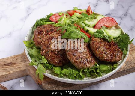 Gebratene Schnitzel, gemischtes Hackfleisch, mit Gemüsesalat, hausgemacht, Blick von oben, keine Personen Stockfoto