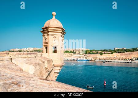 SENGLEA oder L-Isla, eine der drei Städte, Turm und Befestigungsanlagen rund um die Gardjola Gärten in Senglea, Valletta, Malta, Europa Stockfoto