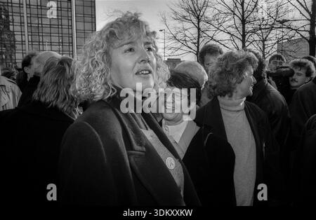 Deutschland, Berlin, 08.11.1992, Renate Schmidt, SPD-Vorsitzende Bayern (Mitte), dahinter: Rita Suessmuth (CDU), Demonstration: Menschenwürde ist unanfechtbar Stockfoto