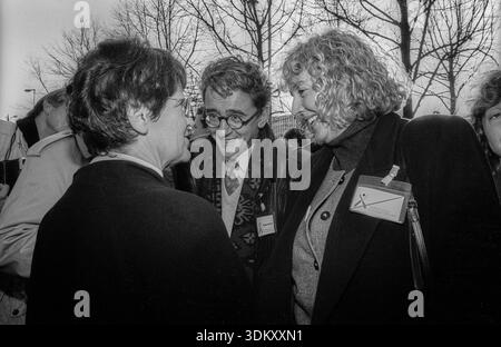 Deutschland, Berlin, 8. November 1992, Renate Schmidt, Vorsitzende der Bayerischen SPD (rechts), Rita Suessmuth (CDU, links), Demonstration: Menschenwürde ist Stockfoto