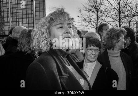 Deutschland, Berlin, 08.11.1992, Renate Schmidt, SPD-Vorsitzende Bayern (Mitte), dahinter: Rita Suessmuth (CDU), Demonstration: Menschenwürde ist unanfechtbar Stockfoto