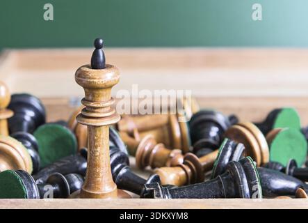 Alte Holzfiguren in der Kiste Stockfoto