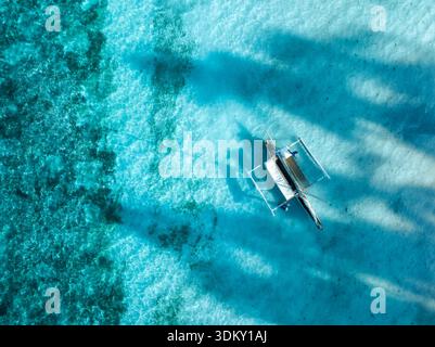 Blick aus der Vogelperspektive auf das Fischerboot, das Meer mit klarem türkisfarbenem Wasser Stockfoto