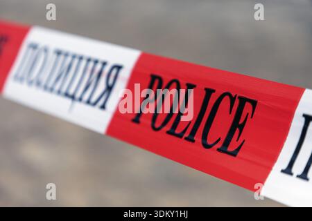 Rotes und weißes Polizeiband mit Text: Polizeilinie überquert keine Kurve außerhalb des öffentlichen Zugangsbereichs Stockfoto