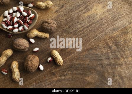 Set aus verschiedenen Lebensmitteln: Vollkorn, Bohnen und Hülsenfrüchte, Samen und Nüsse Stockfoto