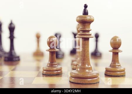 Schach spiel. Weiße König und zwei Bauern auf dem Schachbrett Stockfoto