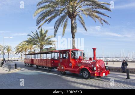 CAN PASTILLA, MALLORCA, SPANIEN - 30. APRIL 2016: Roter Touristenzug in der Frühlingssonne in Can Pastilla, Mallorca, Spanien am 30. April 2016 Stockfoto