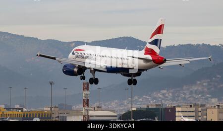 British Airways Airbus A319-100 Flugzeuganflüge zur Landung am Flughafen Barcelona Stockfoto