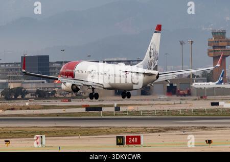 Das Flugzeug der NORWEGISCHEN Fluggesellschaften landet auf dem Flughafen Barcelona Stockfoto