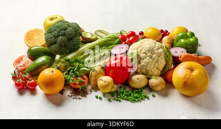 Verschiedene frische Rohgemüse und Obst auf weißem Tisch Stockfoto