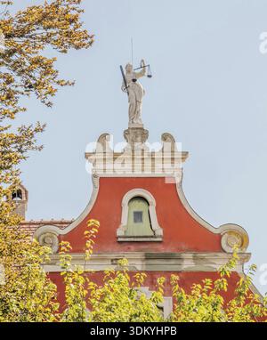 Gerechtigkeit mit Schwert und Skala bei der ehemaligen Domprovoz in Konstanz Stockfoto