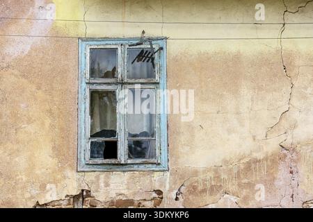Verlassene Ruine, ein Fenster an der Wand eines verlassenen Hauses Stockfoto