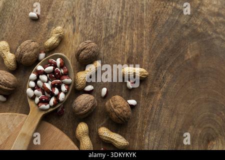 Set aus verschiedenen Lebensmitteln: Vollkorn, Bohnen und Hülsenfrüchte, Samen und Nüsse Stockfoto
